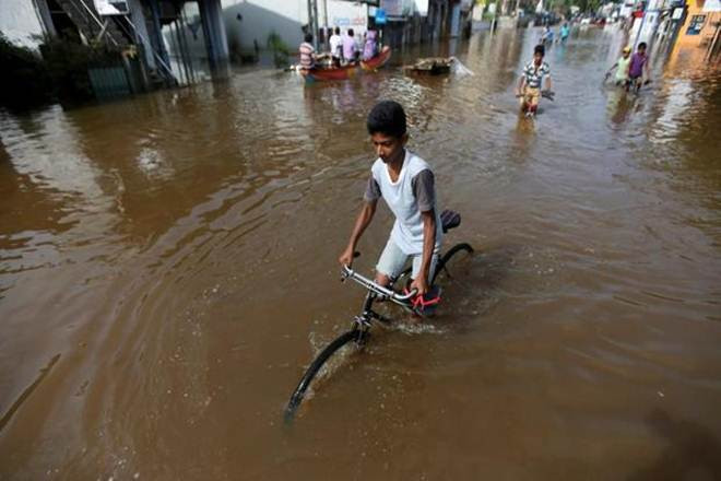 Cơn bão Mora đã đổ bộ vào Bangladesh sáng ngày 30/5, với sức gió lên tới 135 km/giờ. Trận bão lũ đã phá hủy hàng nghìn nhà ở và hơn 500.000 người dân ở các làng ven biển phải sơ tán. Ảnh: Reuters.