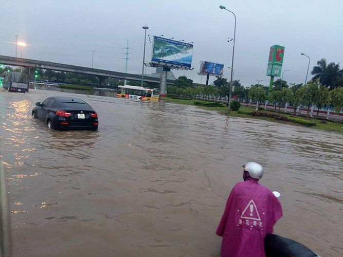 "Mumbai, Thượng Hải, Hà Nội, Bắc Kinh, Phnom Penh - tất cả các thành phố lớn ở Châu Á đều có một trận lụt lớn, do đó không có nghi ngờ gì về tình hình đang ngày càng tồi tệ hơn", ông Abhas Jha, Giám đốc Đô thị, quản lý rủi ro thiên tai và giao thông khu vực Đông Á-Thái Bình Dương (Ngân hàng thế giới) cho biết. Cảnh ngập lụt ở Hà Nội hồi tháng 5. Nguồn ảnh: Otofun.