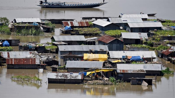 Vấn đề lũ lụt tập trung vào ba con sông lớn của Himalaya ở Nam và Đông Á: sông Hằng, Brahmaputra và Dương Tử. Khoảng 500 triệu người, tương đương 50% dân số ở Ấn Độ và Bangladesh, và khoảng 300 triệu người, chiếm khoảng 25% dân số Trung Quốc, sống trong các lưu vực sông ngòi của ba con sông này. Lũ lụt ở Ấn Độ khiến hàng ngàn ngôi nhà ngập trong nước. Ảnh: Reuters.