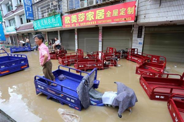 Theo các chuyên gia chia sẻ trên CNN, việc nâng cấp cơ sở hạ tầng và có các biện pháp giúp người dân nhanh chóng thoát khỏi nước lũ là những việc cấp thiết đối với các thành phố lớn ở châu Á bởi lũ lụt ngày càng nghiêm trọng ở Nam Á. Cảnh lũ lụt tháng 7 vừa qua ở Hồ Nam, Trung Quốc. Ảnh: EPA.