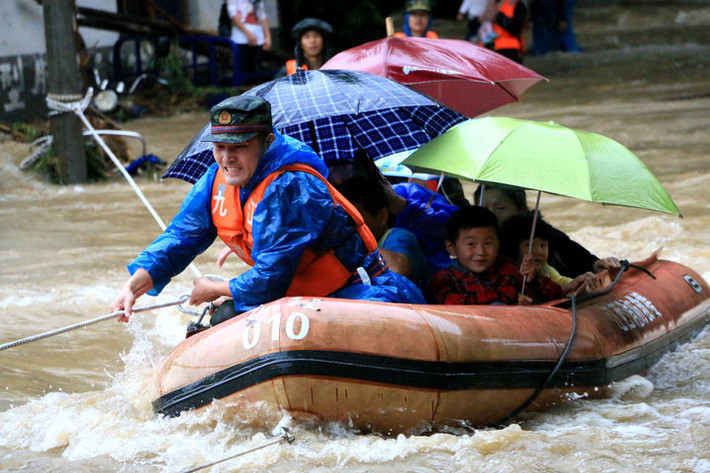 "Trong 30 năm tới, dự báo rằng các trận mưa lớn sẽ gia tăng ... ở châu Á, chắc chắn sẽ tăng khoảng 20% ", nhà khoa học về khí hậu Dewi Kirono tại Tổ chức Nghiên cứu Công nghiệp và Khoa học Khối thịnh vượng chung Úc (CSIRO) chia sẻ trên tờ CNN. Trong hình là cảnh lũ lụt ở Trung Quốc vào tháng 6. Ảnh: Reuters.
