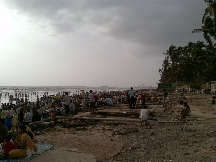 2. Bãi biển Juhu, Mumbai, Ấn Độ: Mặc dù rất nổi tiếng ở Mumbai nhưng Juhu cũng là một trong những bãi biển bẩn nhất. Bãi cát ở đây phủ kín rác, chủ yếu là túi nilon. Ngoài ra, nước thải từ các tòa nhà gần đó cũng có thể được đổ ra biển, gây ô nhiễm nặng nề hơn. Ảnh: Flickr.