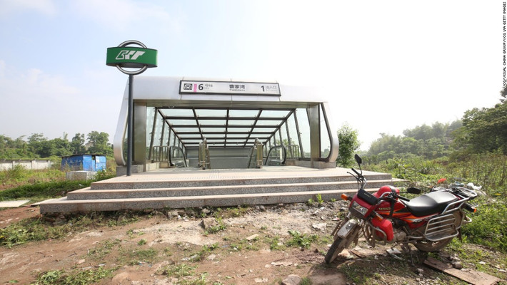 Nằm trên tuyến số 6 của Trùng Khánh Metro, ga tàu điện ngầm Caojiawan được hoàn thành vào năm 2015. Ga tàu này gây ấn tượng bởi nằm giữa vùng đất hẻo lánh, cỏ mọc ngập đầu. Ảnh: CNN.