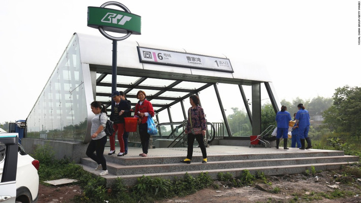 Một nhân viên tại nhà ga tiết lộ, thường thì rất ít hành khách xuất hiện trong nhà ga, hầu như mọi khung giờ đều không có ai. Ảnh: CNN.
