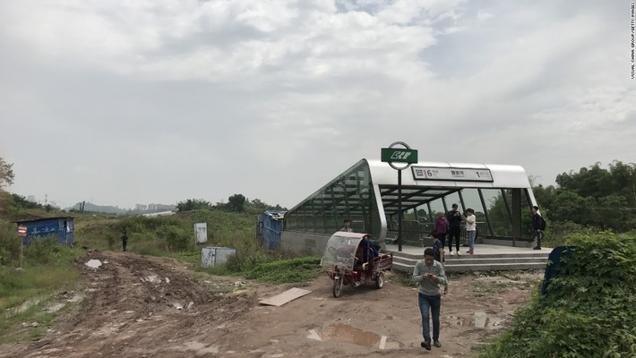 Cửa ra vào của ga điện ngầm nằm giữa vùng đất trống hoang vu. Sau khi rời ga, hành khách lạc lõng giữa hoang vắng. Ảnh: CNN.