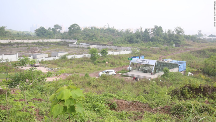 Những bức ảnh chụp hồi đầu năm nay cho thấy, xung quanh khu vực nhà ga tàu điện ngầm Caojiawan không có hề có bóng dáng của bất kỳ ngôi nhà, cửa hàng hay các phương tiện giao thông nào. Thậm chí, đường đi đến nhà ga này còn chưa được đổ bê-tông. Ảnh: CNN.