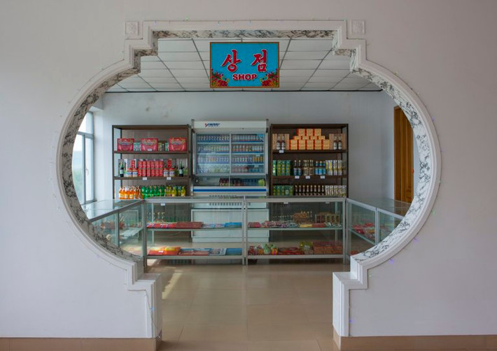 Cửa hàng trên đường cao tốc Pyongyang Kaesong. Ảnh: Eric Lafforgue.