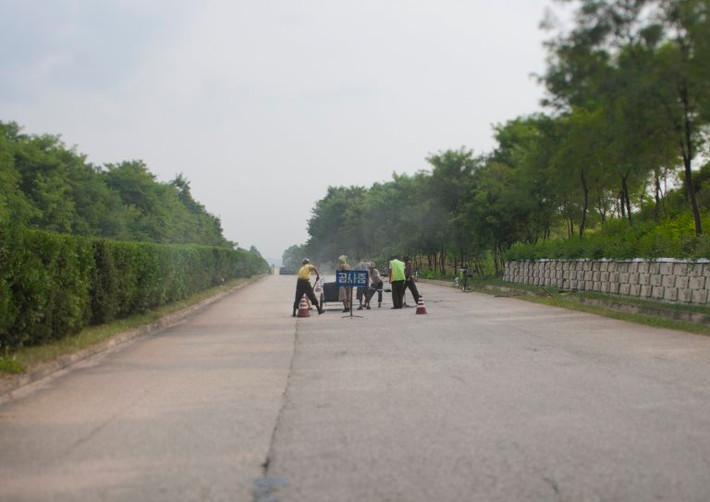 Các công nhân sửa đường ở Bình Nhưỡng. Ảnh: Eric Lafforgue.