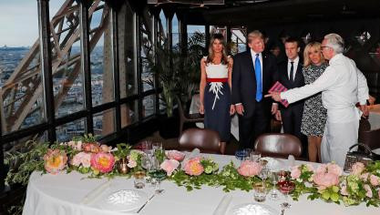Tối 13/7, Tổng thống Pháp Emmanuel Macron chiêu đãi người đồng cấp Donald Trump bữa tối tại Le Jules Verne, một trong những nhà hàng nổi tiếng nhất Paris tọa lạc trên tháp Eiffel.