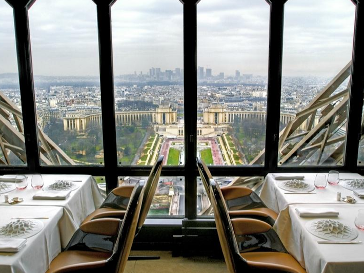 Nhà hàng Le Jules Verne nằm ở tầng 2 của tháp Eiffel. Nó được miêu tả là nơi làm ra "thứ ẩm thực của sự tinh tế" và "hội nghị thượng đỉnh của di sản Pháp".