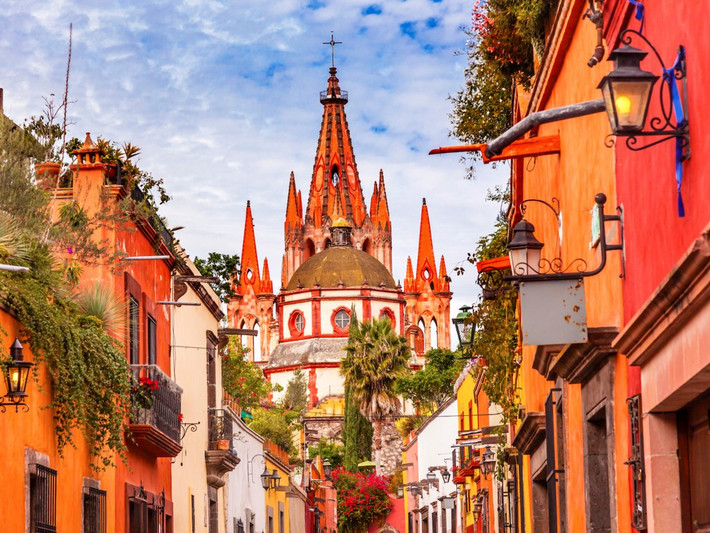 1. Đứng đầu danh sách 15 thành phố du lịch hấp dẫn nhất thế giới năm 2017 là San Miguel de Allende của Mexico. Travel + Leisure đã dựa trên những đánh giá và xếp hạng của khách du lịch và các công ty du lịch hàng đầu để chọn ra top 15 thành phố.