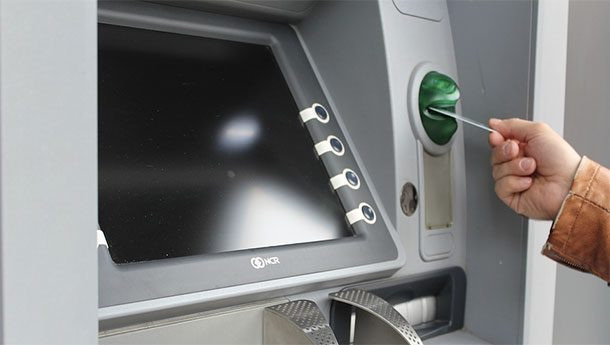 5, Rút tiền ATM: Phần gây sốc nhất của tội ác này là số tiền mà Yakuza đã lấy được từ cây ATM. Năm 2016, cảnh sát xác định rằng các băng đảng đã đánh cắp được 1,8 tỉ yen từ một ngân hàng ở Nam Phi thông qua hơn 1.400 máy ATM. Ảnh: Finextra.