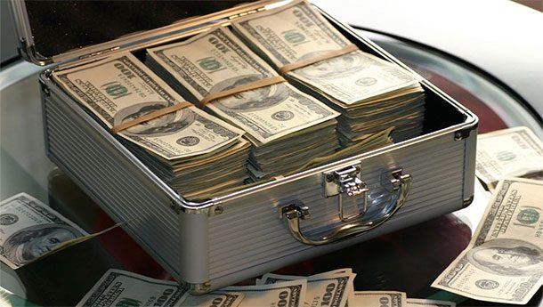 3, Tống tiền: Theo dữ liệu của chính phủ, hơn 11% công ty ở Nhật Bản đã bị các băng đảng Yakuza đe dọa hoặc yêu cầu trả tiền cho họ. Ảnh: Howstuffworks.