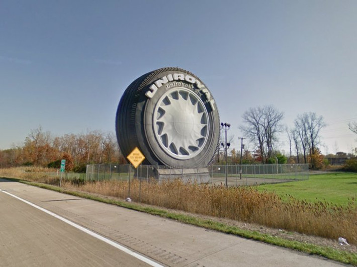 Lốp xe lớn nhất thế giới ở bang Michigan: Lốp xe khổng lồ này nặng 12 tấn và cao 24m.