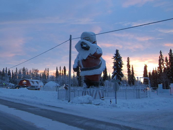 Ông già Noel lớn nhất thế giới ở Alaska: Ông già Noel khổng lồ này nằm dọc theo Đường cao tốc Richardson, cao 12m. Đây được xem là một trong những địa điểm tham quan du lịch kỳ quặc nhất thế giới.