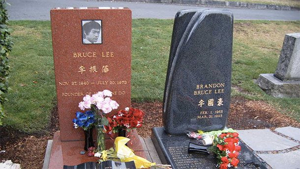 Súng bắn chết khi đóng phim: Cái chết bi kịch của Lý Quốc Hào, con trai duy nhất của huyền thoại Lý Tiểu Long trên trường quay đã khiến cả thế giới bàng hoàng. Lý Quốc Hào bị một viên đạn thật bắn trúng người khi tham gia bộ phim The Crow, khởi quay ở Mỹ. Anh tử vong ở tuổi 28 và được chôn ngay bên cạnh mộ phần người cha Lý Tiểu Long.
