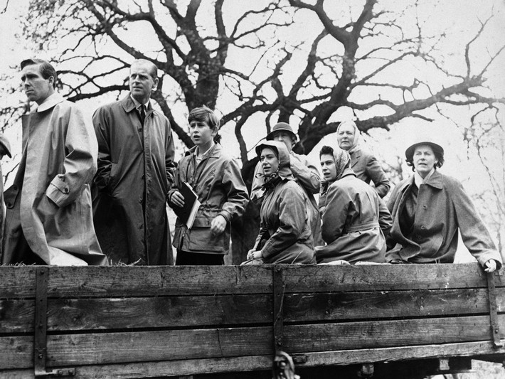 Năm 1961: Gia đình Nữ hoàng Elizabeth II tham dự rất nhiều sự kiện. Trong bức ảnh này, một số thành viên của gia đình hoàng gia Anh xem cuộc đua ngựa từ một chiếc xe nông trại.