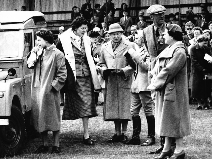 1956: Nữ hoàng Elizabeth II xem cuộc thi đua ngựa Badminton Horse.
