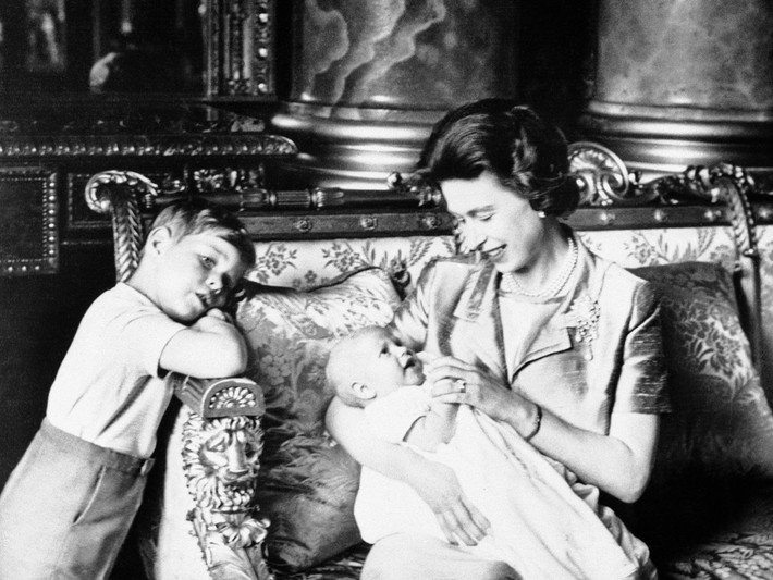 1964: Người con cuối cùng của Nữ hoàng Elizabeth II, Hoàng tử Edward, sinh năm 1964.