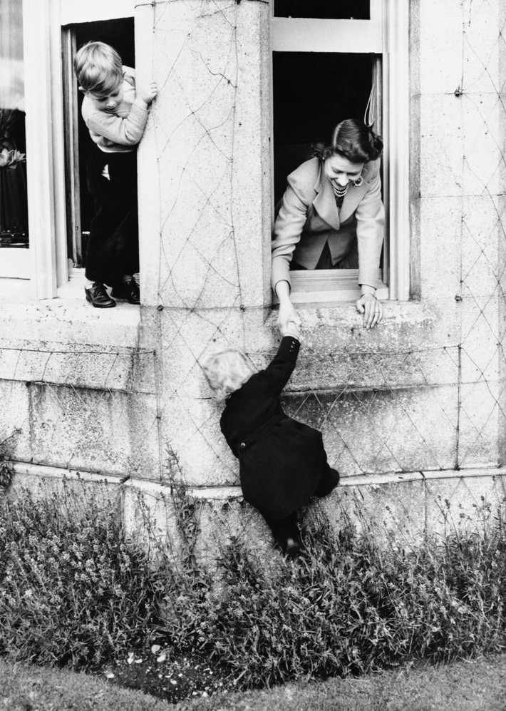 Năm 1952: Sau nhiều năm bị bệnh, vua George VI mất tháng 2/1952. Ông qua đời khi Công chúa Elizabeth đang đi thăm một gia đình hoàng gia Kenya.