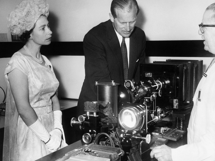 1963: Nữ hoàng Elizabeth II và Hoàng tử Philip thăm phòng thí nghiệm khoa học nghiên cứu về ung thư. Cha của bà, vua George VI, bị ung thư phế quản do hút thuốc.