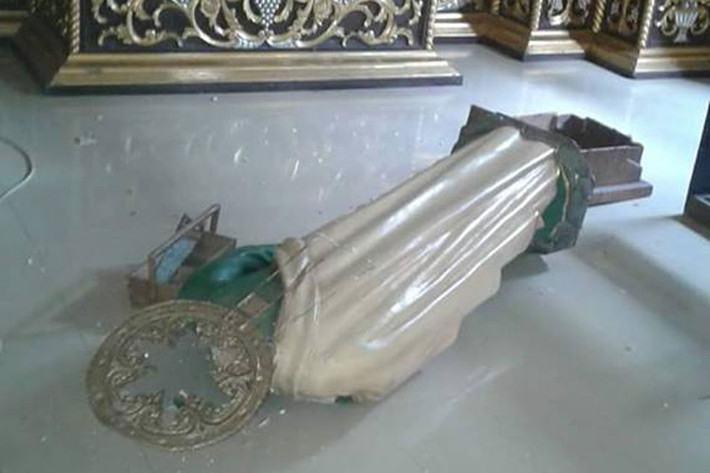 Tượng đổ ngổn ngang trong nhà thờ.