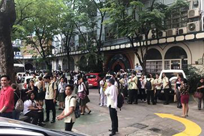 Các sinh viên của Đại học San Jose Recoletos ở Cebu tập trung tại sân trường sau trận động đất.