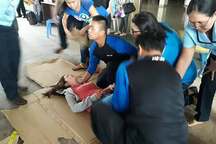 Một phụ nữ tại Tòa thị chính Ormoc ngất đi vì sợ hãi sau động đất.