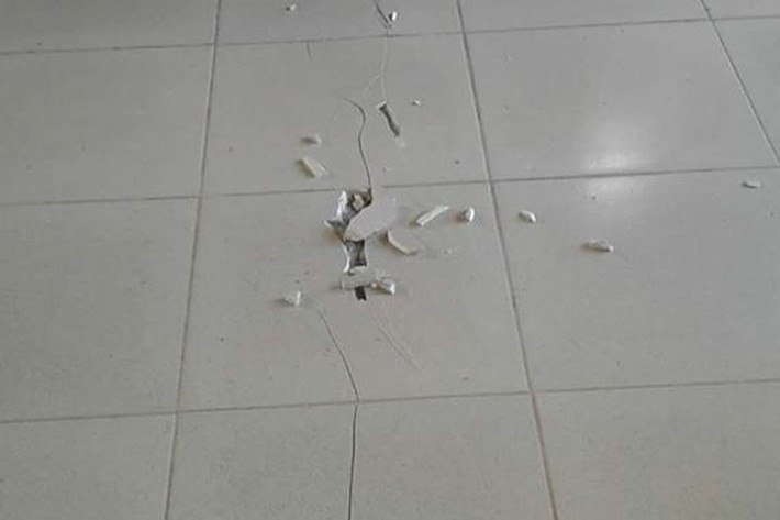 Sàn nhà thờ nứt đôi do dư chấn của trận động đất.