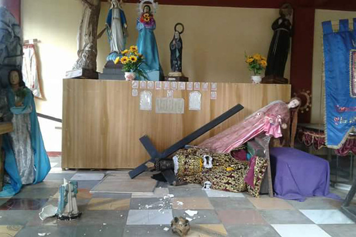 Cảnh tan hoang trong nhà thờ Công giáo Holy Name of Jesus Parish ở Capoocan, Leyte. Nhiều thứ đã bị hư hỏng do trận động đất 6,5 độ richter.