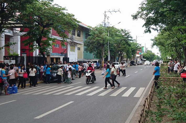 Nhân viên của Bộ Giáo dục - Đơn vị Thành phố Cebu sơ tán khỏi tòa nhà văn phòng của họ sau trận động đất.
