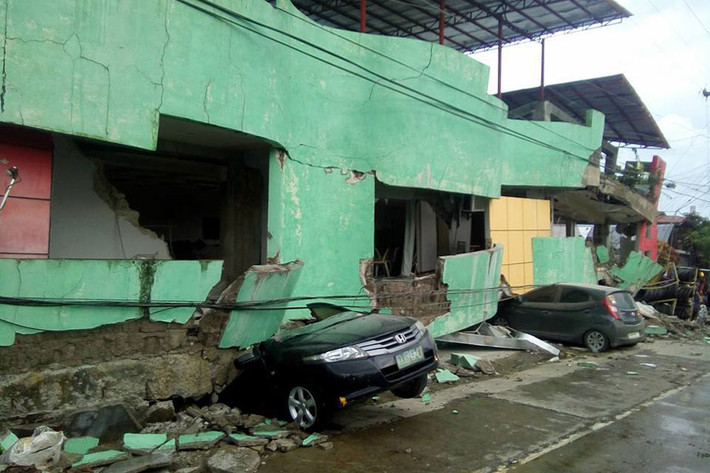 Vị trí tâm chấn động đất mạnh 6,5 độ Richter ở đảo Leyte, Philippines xảy ra vào lúc 16h03 ngày 6/7 tại độ sâu 6,5 km. Ảnh hưởng từ trận động đất ở Philippines, bức tường của cửa hàng tạp hóa Kananga (ảnh) ở Leyte đè bẹp những chiếc xe đỗ cạnh đó. Ảnh: Abs-cbn.