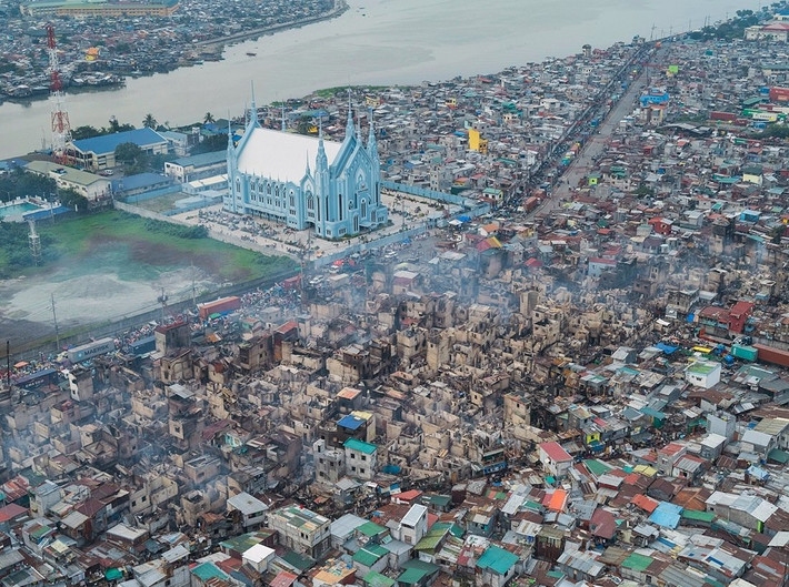 Trong đêm đầu tiên nhiếp ảnh gia Lang ở Manila, một đám cháy đã tàn phá Tondo, khu ổ chuột lớn nhất của thành phố. (Nguồn: BI)