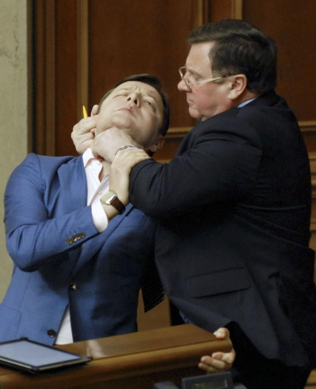Cuộc ẩu đả của hai nghị sĩ trong một phiên họp trong buồng nghị viện Ukraine ở Kiev. Ảnh: Reuters.