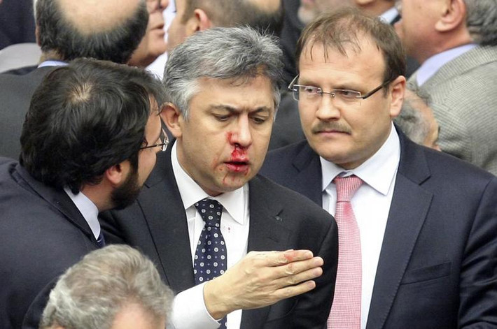 Thành viên Đảng Cộng hòa Nhân dân (CHP) Ali Ihsan Kokturk chảy máu mũi sau cuộc ẩu đả với các nghị sĩ từ Đảng cầm quyền (AKP). Trước đó, họ tranh luận về dự thảo luật cho phép chính phủ kiểm soát chặt chẽ hơn việc bổ nhiệm thẩm phán và công tố viên. Ảnh: Reuters.
