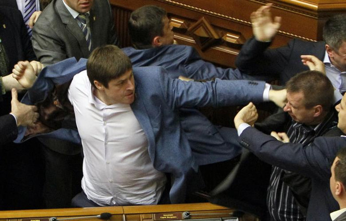 Các đại biểu xung đột trong phiên họp nghị viện ở Kiev, Ukraine. Ảnh: Reuters.
