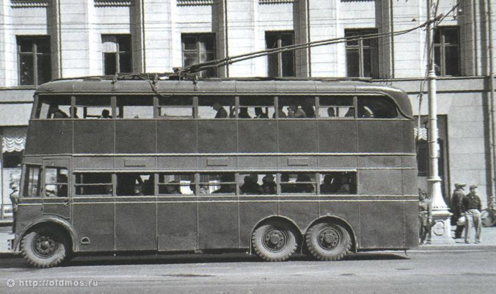Xe bus hai tầng cũng là một trong những phương tiện giao thông thời xưa. Ảnh: English Rusia
