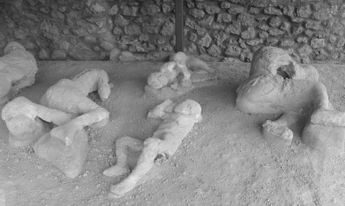3. Thành phố Pompeii, Ý, bị chôn vùi bởi núi lửa Vesuvius đã trở thành sự kiện đau thương trong lịch sử nhân loại. Cụ thể, núi lửa Vesuvius phun trào dữ dội năm 79 đã xóa sổ hoàn toàn thành phố Pompeii của La Mã cùng hơn 2.000 người dân trong tro bụi núi lửa.