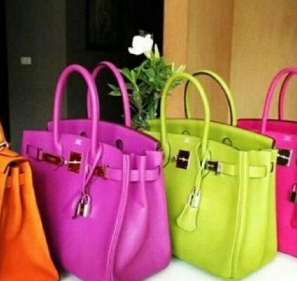 Một cô nàng khoe bộ sưu tập túi Hermes đắt đỏ với đủ màu sắc của mình trên Instagram.