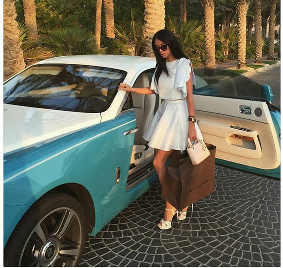 Đi mua sắm bằng siêu xe là chuyện nhỏ đối với các tiểu thư nhà giàu Dubai.