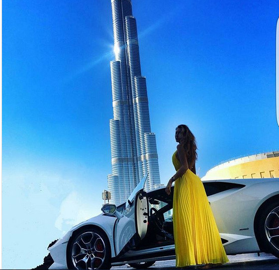 Cô gái con nhà giàu ở Dubai khoe dáng bên siêu xe.