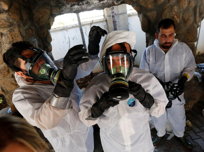 Các nhân viên y tế Syria tham gia tập luyện để tìm hiểu cách chăm sóc các nạn nhân của những vụ tấn công hoá học, trong một khóa học do Tổ chức Y tế Thế giới (WHO) huấn luyện tại Gaziantep, Thổ Nhĩ Kỳ. Các bác sĩ Syria mặc những bộ quần áo chống hoá học và khí gas tham gia buổi tập huấn cứu hộ nạn nhân trong vụ tấn công hoá học.