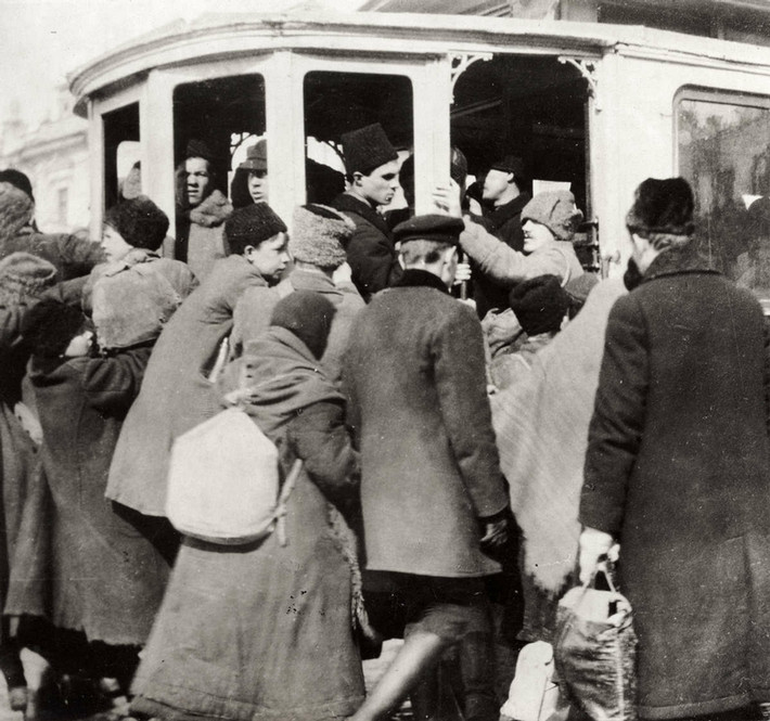 Cảnh người chen chúc tại ga tàu Moscow.