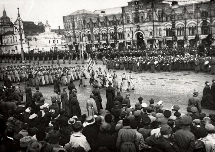 Lễ kỷ niệm một sự kiện trang trọng ở Quảng trường Đỏ, Moscow, năm 1923.