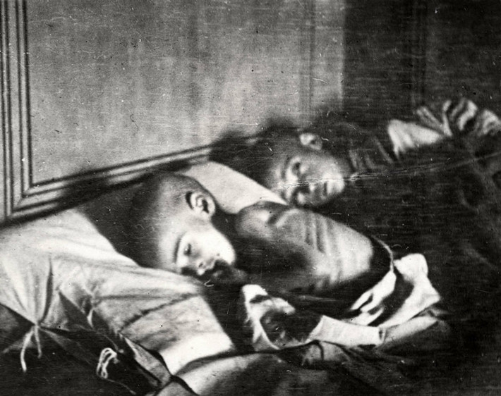 Hai đứa trẻ gầy trơ xương vì nạn đói ở Nga trong những năm 1921-1923.