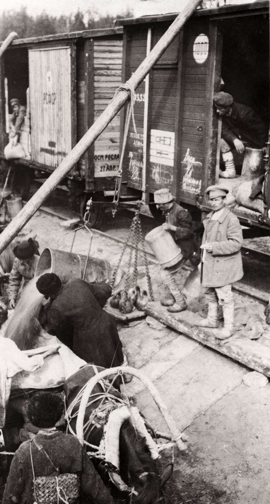 Phát thức ăn cho những người đói.