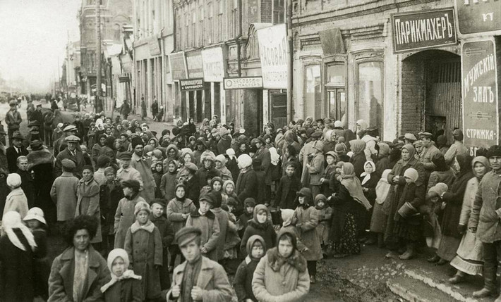 Những bức ảnh chụp nước Nga vào năm 1921-1923 cho thấy nhiều người rơi vào cảnh đói nghèo và không có nhà ở.