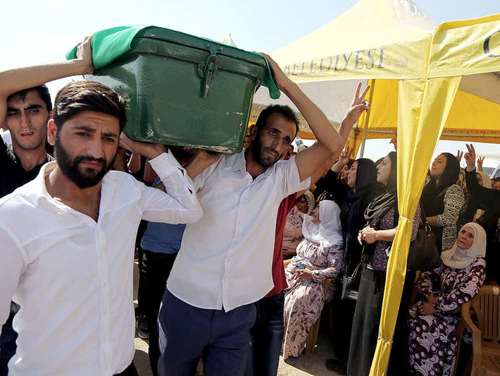 Đánh bom tự sát ở một đám cưới Iraq: Vào tháng 8/2016, một vụ đánh bom tự sát được cho là gây ra bởi IS đã khiến tổng cộng 15 người trong đám cưới Iraq thiệt mạng và 16 người bị thương nặng. Đám cưới biến thành đám ma ở Karbala, Iraq, đã bị 5 kẻ đánh bom tự sát tấn công, trong đó có 4 tên bị an ninh Iraq bắt giữ. Ảnh: Richest.