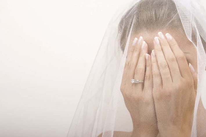 5. Đám cưới với nhiều chấn thương và tử vong của bố mẹ cô dâu chú rể: Đối với Paul và Vilma Cassidy ở Leicester, Anh, lễ cưới của họ đã trở thành tang thương. Trong lễ cưới, người mẹ già của chú rể đã ngã khụy xuống. Khi các nhân viên y tế đến nơi để đưa mẹ của chú rể đi cấp cứu thì họ lại nhận được tin bố cô dâu đã tử vong. Đây thực sự là một đám cưới tang thương. Ảnh: Richest.
