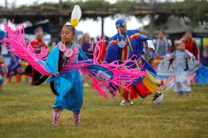 Kerri Martin, cô bé 7 tuổi người Navajo, tham gia nhảy vào ngày thứ hai.